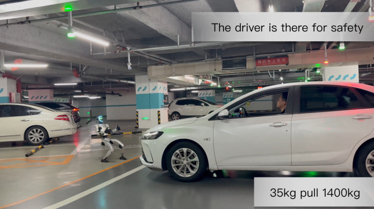 Ez a kis humanoid robot egy autót is képes elhúzni kép