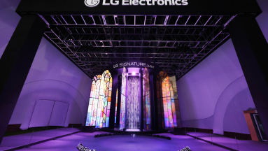 Az LG elképesztő OLED-csillárral varázsolta el az APEC közönségét kép