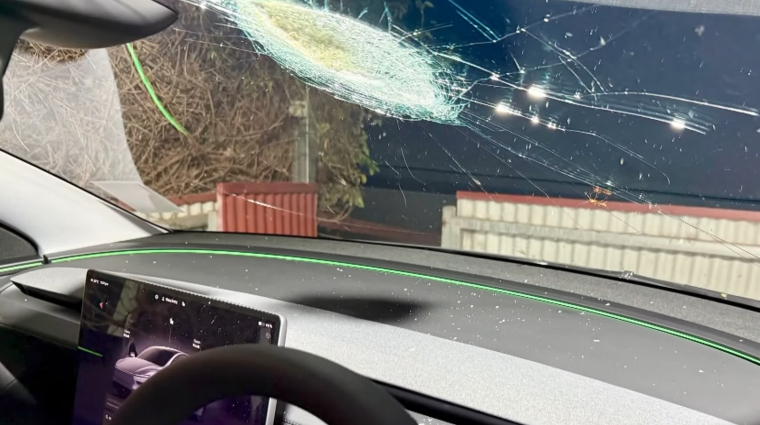 Meteorit zuhanhatott egy mozgó Teslára Ausztráliában kép