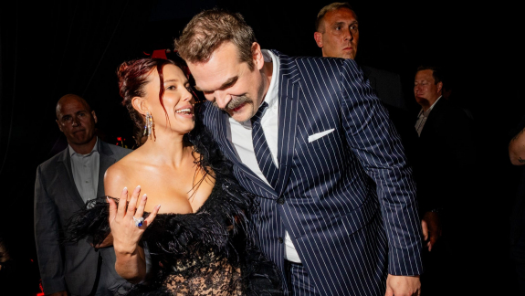 David Harbour és Millie Bobby Brown főszereplésével érkezik a Kamaszok alkotójának kémsorozata kép
