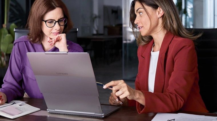 Itt az új laptop-dili! Gombnyomásra nő az új ThinkBook kijelzője kép