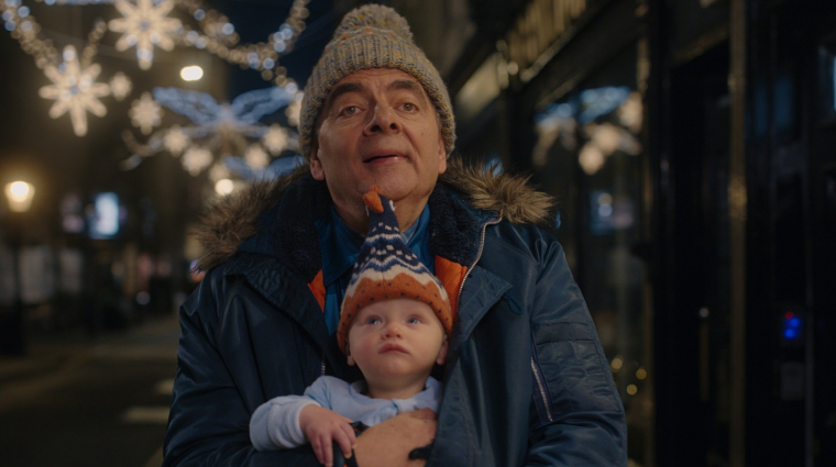 Rowan Atkinson újra pácban: a méh után egy csecsemővel kell megküzdenie bevezetőkép