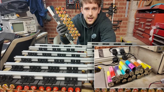 Egy srác eldobható e-cigik akkujával látja el árammal az egész házát kép