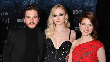 Most Kit Harington is elmesélte, miért volt olyan szörnyű megcsókolni Sophie Turnert kép