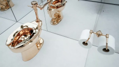 A falra ragasztott banános művész 4 milliárd forintért adta el új alkotását, egy színarany vécét kép