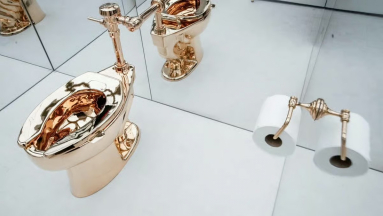 A falra ragasztott banános művész 4 milliárd forintért adta el új alkotását, egy színarany vécét kép