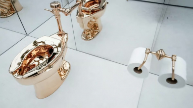 A falra ragasztott banános művész 4 milliárd forintért adta el új alkotását, egy színarany vécét kép