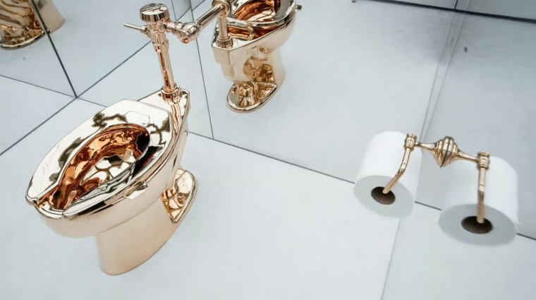A falra ragasztott banános művész 4 milliárd forintért adta el új alkotását, egy színarany vécét bevezetőkép