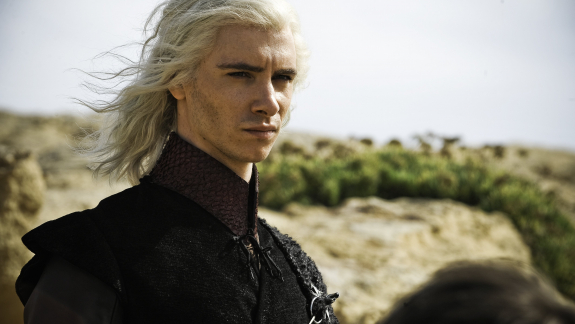 A Trónok harca színésze alakítja George Martint a The Beatles filmben kép