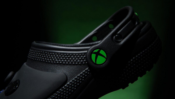 Az igazi gamer Xbox Crocs-ot húz a lábára kép