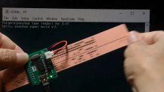 Modern csavarral éled újjá a lyukkártyás korszak: egy rajongó perforált szalagos olvasót épített kép