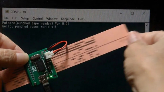 Modern csavarral éled újjá a lyukkártyás korszak: egy rajongó perforált szalagos olvasót épített kép
