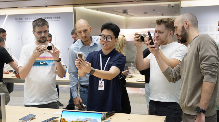 Jöhet a YOYO – Európába is elhozza saját AI-ját a Honor kép