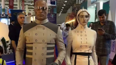 Iránban embereket öltöztettek be robotoknak egy technológiai kiállításon kép