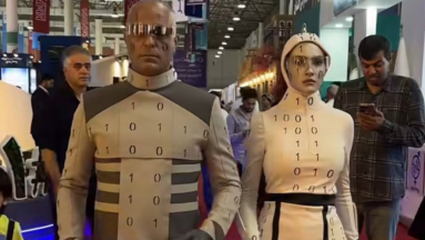 Iránban embereket öltöztettek be robotoknak egy technológiai kiállításon kép