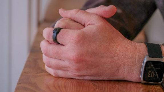 A Pebble új kütyüje egy gyűrű, amibe beszélned kell, és nem újratölthető kép