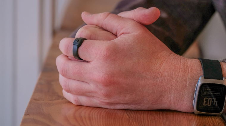 A Pebble új kütyüje egy gyűrű, amibe beszélned kell, és nem újratölthető