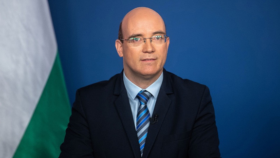 „Lassan akarlak megb*szni” jeligével vonul a lányok között a köznevelésért felelős államtitkár kép