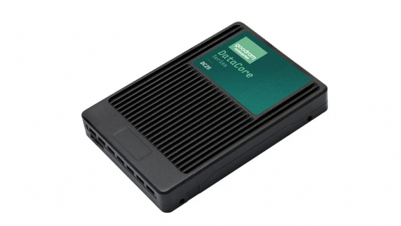 Csendben érkezett meg a világ legnagyobb PCIe 5.0-ás SSD-je kép