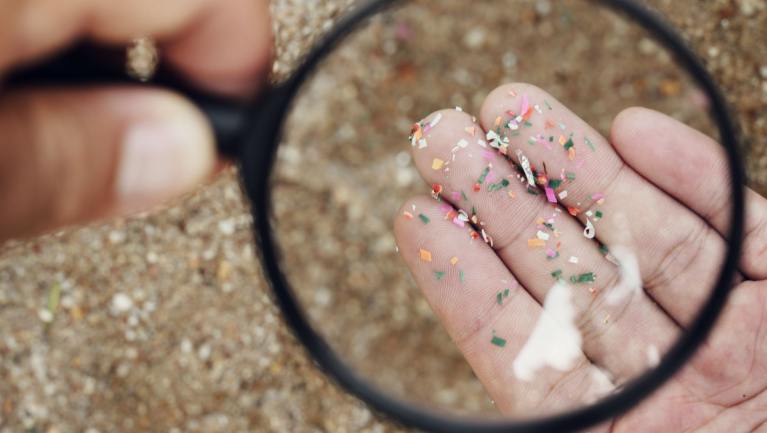 Bolygómentő áttörés: növényi alapú, tengerben lebomló műanyagot fejlesztenek fókuszban