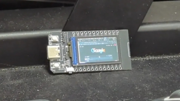 1,14 hüvelykes monitort épített 10 dollárból egy csodálatos ember kép