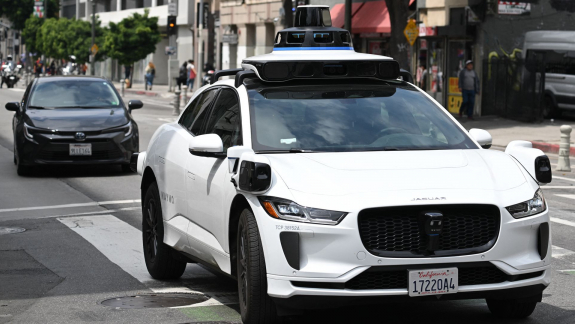 Elalszanak az utasok a robotaxikban, sorra riasztják miattuk a mentőket kép