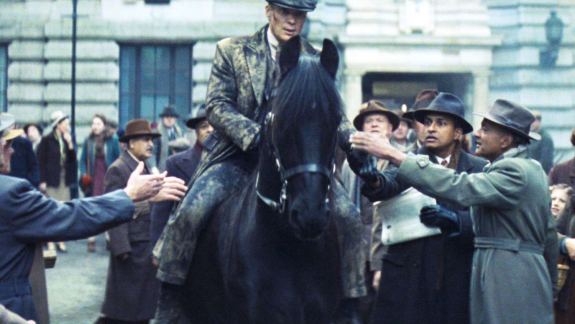 A második világháborúba vágtat a Peaky Blinders-film magyar feliratos előzetese kép