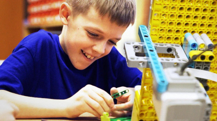 LEGO-robotokkal tanulnak mérnöknek Nyírábrányban a gyerekek kép