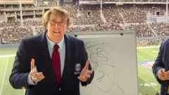 Felismerhetetlen Nicolas Cage és csodálatos Christian Bale a Madden-film első trailerében kép