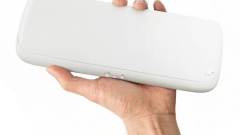 Itt a világ első hajlítható kijelzős kézi konzolja kép