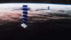 Alacsonyabb pályára viszi a Starlinket a SpaceX a balesetek miatt kép