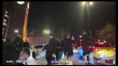 Egy streamer egy játékpisztolyt lóbált az Egyesült Királyság parlamentje előtt, mindenki kitalálhatja, hogy mi történt kép