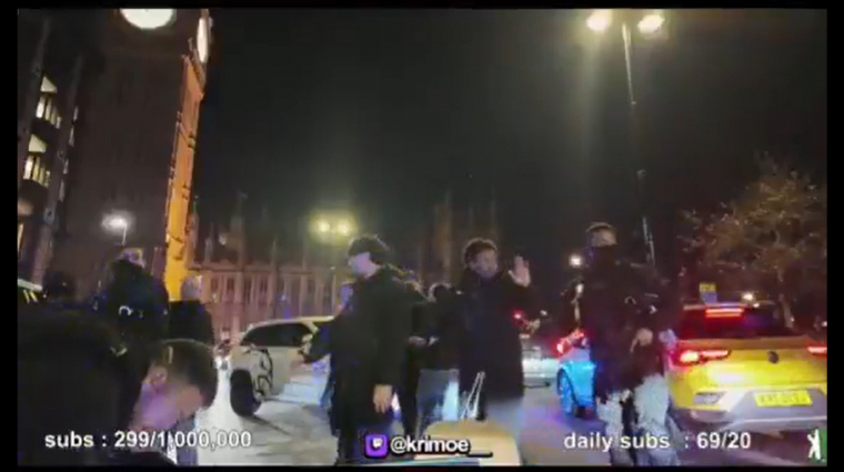 Egy streamer egy játékpisztolyt lóbált az Egyesült Királyság parlamentje előtt, mindenki kitalálhatja, hogy mi történt bevezetőkép