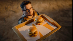 Új TheVR burgerek érkeztek a Mekibe, a sajtszósz mellett a római hangulat is kicsordul kép