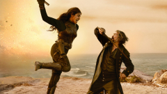 Karl Urban vérszomjas kalóz A szikla előzetesében, de Priyanka Chopra nála is keményebb kép