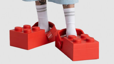 Brutális áron érkezik a LEGO kocka formájú Crocs papucs kép