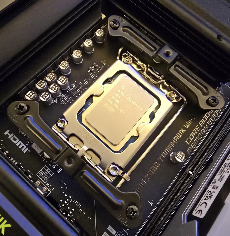 Intel processzorok esetében picit több műveletből áll a felszerelés, mint AM4 vagy AM5 platformon, cserébe gyorsabb és biztosabb a blokk lefogatása