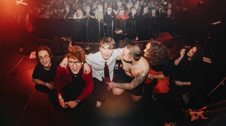 Nevet kell váltania az Arcosok Klubja zenekarnak, miután feltörték, majd letiltatták a profiljukat bevezetőkép