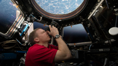 Döntött a NASA, mostantól a mobiljukat is magukkal vihetik az asztronauták az űrbe kép