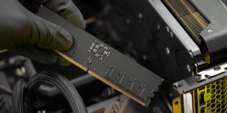 Talán túlzás lenne azt állítani, hogy óriási lelkesedéssel vártuk nemrég a DDR5-memóriákat, de azért csak beérett a technológia. Az árhelyzet miatt azonban teljesen más életgörbe rajzolódik ki, ami a következő szabvány érkezését is erősen befolyásolhatja