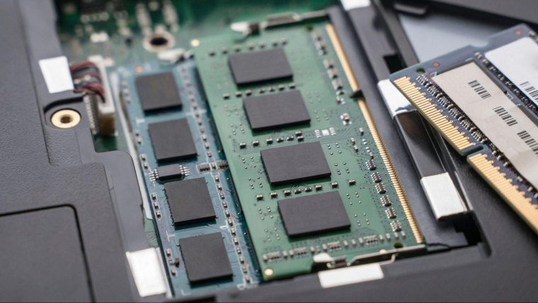 Ha RAM-ot bővítenél egy notebookban, nem kizárt, hogy imádságra vagy egyéb varázsszerekre is szükséged lehet. Jó-jó, a kiindulási alap ugyanaz, legyen két azonos modulod, és várhatóan nem lesz gondod. Kivéve, ha két ugyanolyan, csak eltérő időpontban vásárolt RAM-od van, és az istennek sem akar beindulni velük a géped. Eltérő gyártási paraméterek? Alaplapi specifikáción túlnőtt rank-szám? Ősz hajszálakból sosem elég...