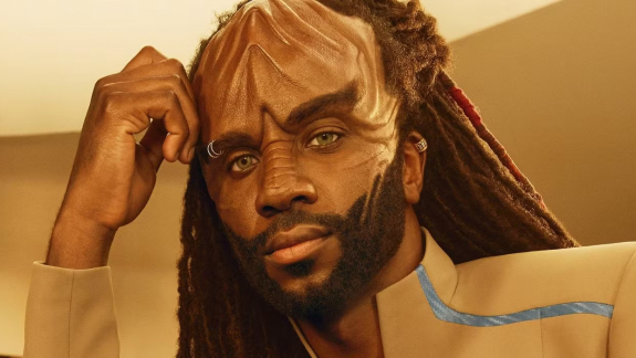 A Star Trek Suluja is kiállt a meleg klingon karakter színésze mellett kép