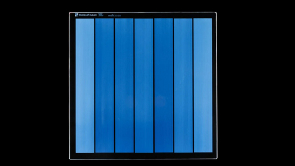 Üveglapra írja a jövőt a Microsoft, így 10 000 évig megmaradhat az adat kép