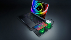 A Razer vezeték nélküli töltőket vasalt a 40 ezer forintos laptoptokjára kép