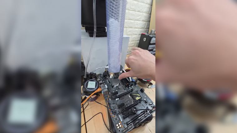 Ez a srác végtelen jéggel hűti a számítógépét kép