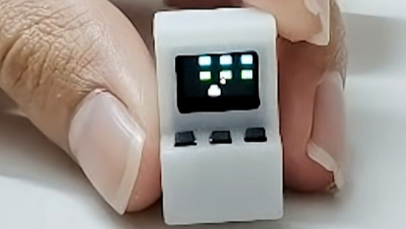 Megszületett a világ legkisebb arcade gépe, a körmöddel tolhatod rajta a Space Invaderst kép