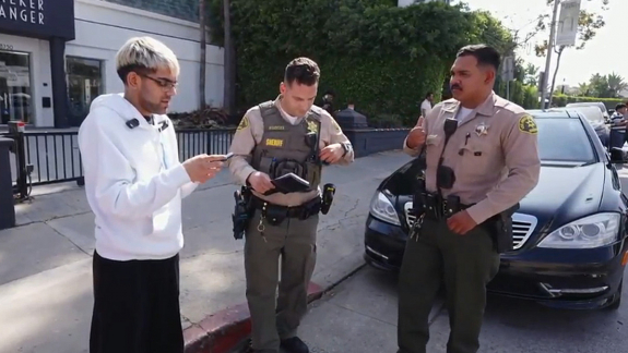 Egy streamerre még az utcán is ráküldték a rendőröket, amiből egészen meglepő szituáció kerekedett kép