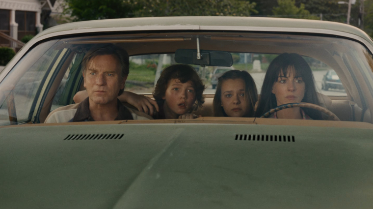 Ewan McGregor dinoszauruszok elől bújkál J.J. Abrams új filmjében bevezetőkép