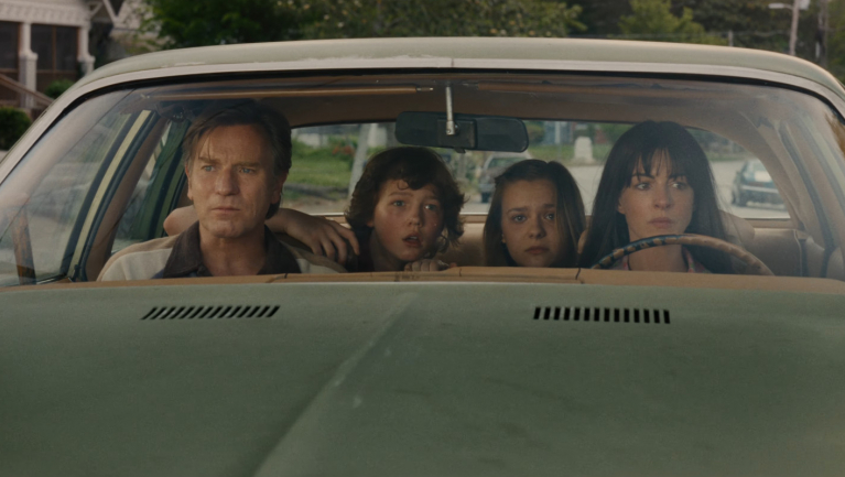 Jól fogadták, mégsem robbantott kasszát Anne Hathaway és Ewan McGregor dinós filmje fókuszban