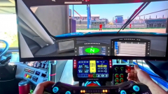 A kamionos, aki annyira szereti a munkáját, hogy egy kétmilliós szimulátort épített az anyósülés helyére kép